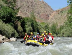Rafting'e Vali desteği